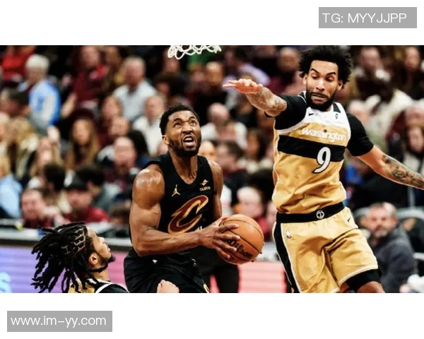 梅里尔外线火力全开三分球10投4中贡献20分3助攻2抢断表现抢眼